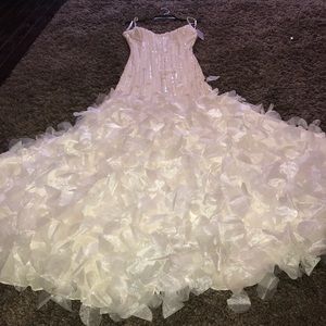 100% Cream Silk Wedding Gown Dress: by Jovani.